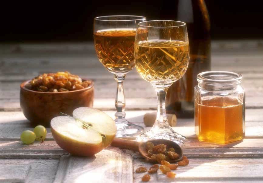 "Medovukha drinks with apple and dryfruits">