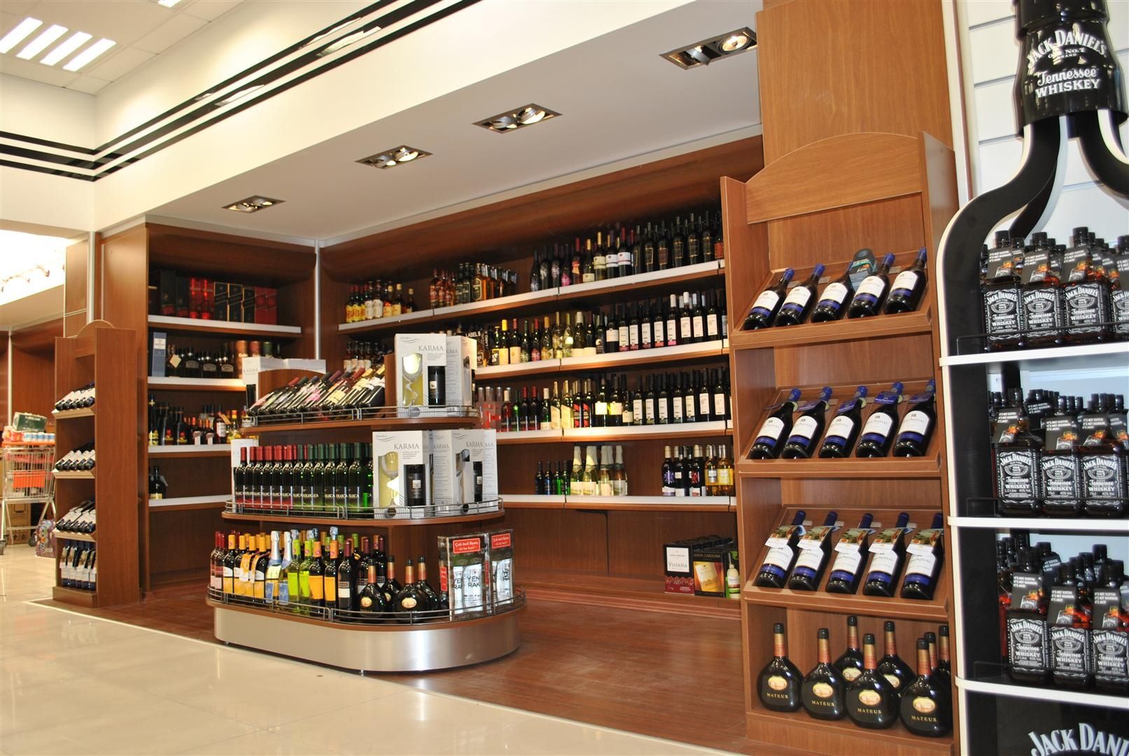 Delhi plans super premium booze shops 25
